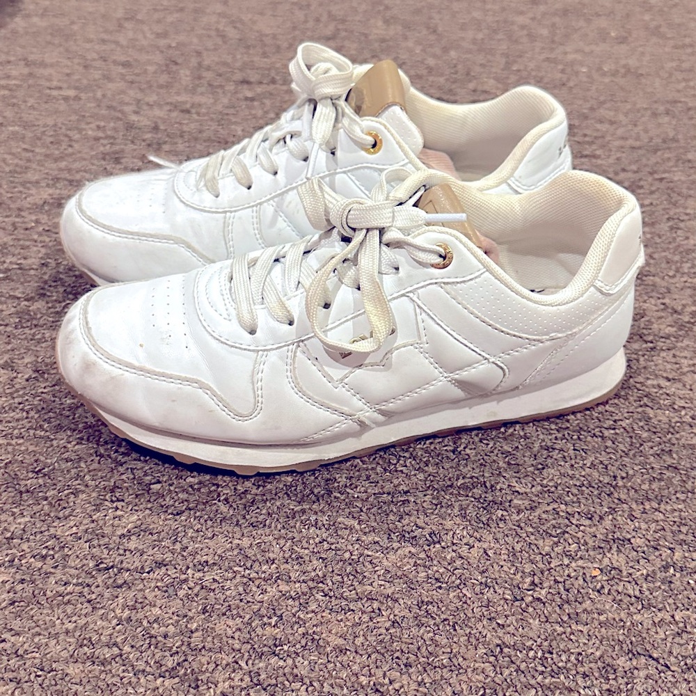 EUC Women's 8 Levis White Casual Sneakers athletic active lace up shoes